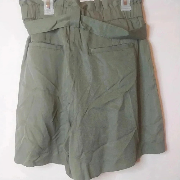 Banana Republic Paperbag Tie-Waist Short - 4 inch inseam, Size 4, Army Green - Picture 3 of 5